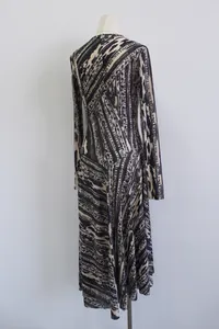 Vestido de diseñador de manga larga con estampado de letras beige y negro en maniquí