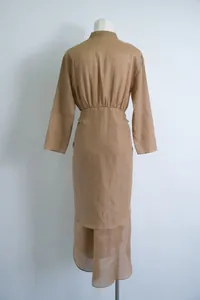 Achteraanzicht van een elegante bruine ramie maxi-jurk met opstaande kraag op pop