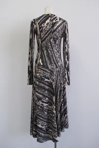 Vista detallada del vestido midi de manga larga con estampado abstracto de letras