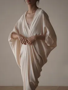 Elegante witte v-hals acetaat jurk met losse gedrapeerde silhouet en vleermuismouwen
