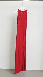 Elegante abito lungo rosso in cupro senza maniche con vestibilità slim e drappeggio