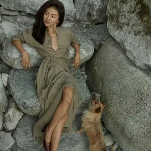 Elegante olijfgroene ramie maxi-jurk met Chinese opstaande kraag en wikkelceintuur om taille.