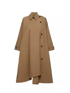 Gabardina larga elegante para mujer en color caqui con cierre de botones asimétrico