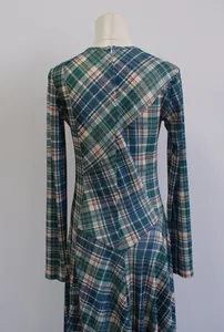 Vista trasera detallada de un vestido ajustado de manga larga con estampado de cuadros