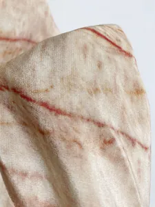 Detailopname van hoogwaardige zijden stof met elegant bruin marmeren printpatroon