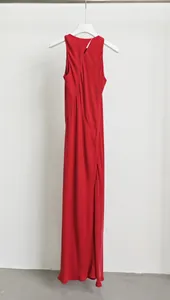Dettaglio di un elegante abito lungo rosso smanicato in cupro con spacco sul retro