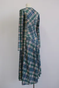Vista detallada del vestido largo de diseñador a cuadros verdes y manga larga
