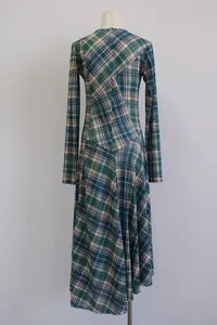 Vista trasera de un elegante vestido de manga larga con patchwork de cuadros verdes