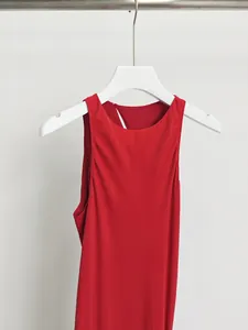 Elegante abito midi rosso senza maniche in pregiato tessuto cupro per le serate