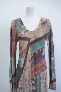 Detail van een Franse vintage lange jurk met U-hals en kleurrijke geometrische print