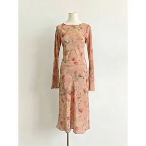Elegante vestido largo de seda con estampado floral, manga larga y cuello redondo