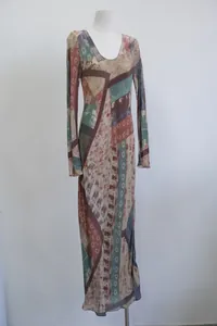 Vintage Franse stijl slank gesneden lange jurk met patchwork bloemenprint en U-hals.