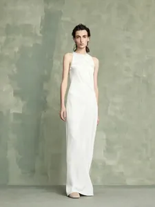 Elegante abito lungo in seta cupro bianca con un design minimalista di nicchia unico