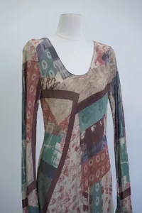 Detailweergave van Franse vintage zijden print lange jurk met een U-halslijn