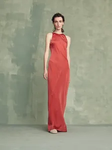 Elegante abito lungo in cupro rosso da donna con vestibilità slim fit senza maniche