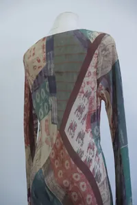 Detail van de Franse vintage patchworkprint op een zijden maxi-jurk met lange mouwen
