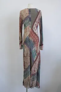 Gedetailleerd overzicht van een Franse vintage zijden maxi-jurk met lange mouwen en pasvorm