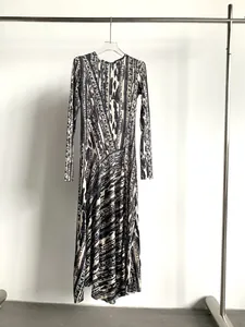 Elegante vestido largo de manga larga con estampado de letras en blanco y negro para mujer.