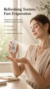 Frau trägt KORMESIC duftfreies 99% antibakterielles Alkoholspray auf die Hände auf.