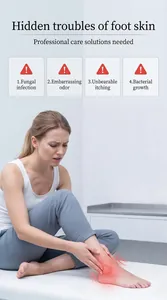 Femme tenant son pied douloureux, illustrant les problèmes de peau et de mycose.