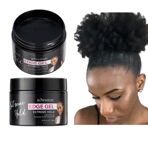 Dettaglio del gel per capelli KORMESIC che mostra la texture e l'effetto styling.