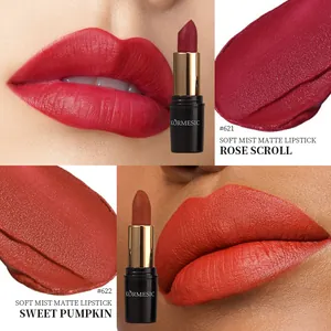 Primo piano dei rossetti opachi Kormesic nelle tonalità Rose Scroll e Sweet Pumpkin