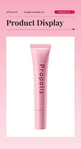 KORMESIC Propolis Intimgel Tube auf rosa Hintergrund zur Produktpräsentation