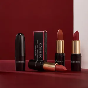Collezione rossetti opachi Kormesic in varie tonalità con confezione nera elegante.