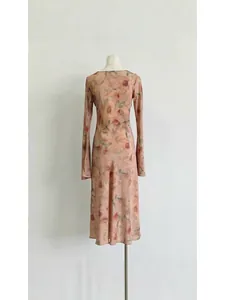 Elegante vestido de seda con estampado floral, manga larga, cuello redondo y cintura