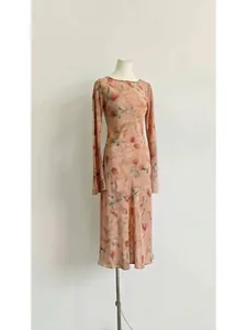Elegante vestido de seda con estampado de rosas, manga larga y cuello redondo.