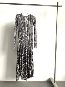 Detalle de vestido midi de diseño con estampado abstracto de letras en blanco y negro