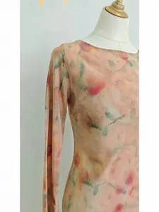 Elegante vestido largo de seda con estampado de rosas de nube y manga larga para mujer.