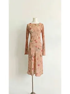 Elegante vestido midi de seda floral con manga larga, estampado de rosas y cuello redondo.