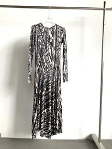 Elegante vestido largo de manga larga con un moderno estampado de letras en blanco y negro.