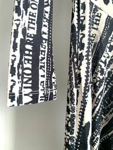 Detalle macro del estampado tipográfico y la costura de la manga en el vestido de diseño