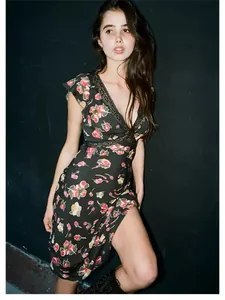 Vista detallada de un vestido de seda floral con encaje negro y abertura lateral