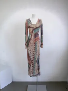 Elegante Franse vintage maxi-jurk met lange mouwen en U-hals op een witte etalagepop