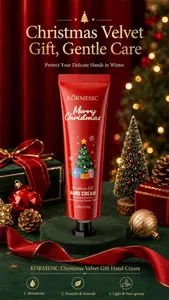 Vue détaillée du tube de crème pour les mains de Noël KORMESIC dans un décor festif