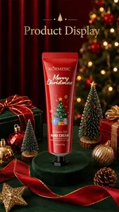 Vue détaillée de la crème pour les mains hydratante KORMESIC dans un décor festif