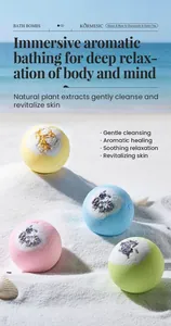 Primer plano de bombas de baño KORMESIC de colores en arena blanca frente al mar.