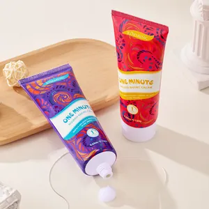Detail des KORMESIC One Minute Hair Conditioner mit Creme-Textur auf Platte
