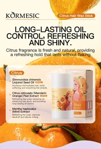 Dettaglio KORMESIC Citrus Hair Wax Stick con ingredienti naturali su sfondo arancione vivace.