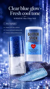 Détail du stick pailleté bleu KORMESIC avec un échantillon scintillant sur roche