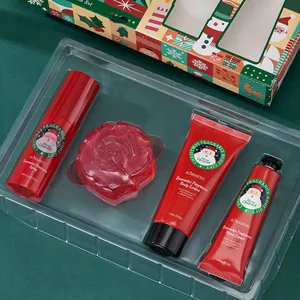 Détail du coffret cadeau de soins KORMESIC de Noël avec spray, savon rose et lotions.