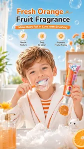 Niño usa pasta de dientes para niños KORMESIC con fragancia de naranja para el cuidado dental