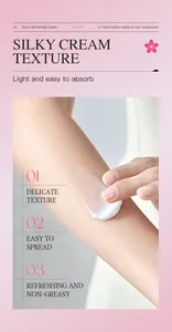 Vue détaillée de la texture soyeuse de la crème éclaircissante sur le bras avec avantages