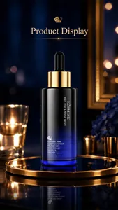 Luxuriöse Präsentation des KORMESIC Black Snail & Retinol Serums im dunklen Rahmen.