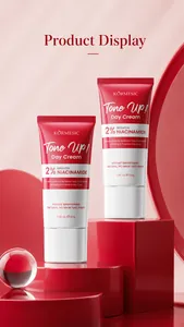 Detailansicht von KORMESIC 2% Niacinamide Tone Up Tagescreme auf roten Displays