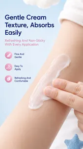 Détail de la texture de la crème hydratante douce KORMESIC appliquée sur la peau d'un enfant