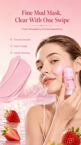 Primo piano della maschera all'argilla alla fragola KORMESIC e texture rosa sul viso
